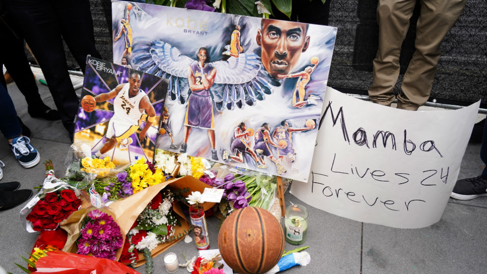 Los aficionados homenajean a Kobe Bryant. (Getty)