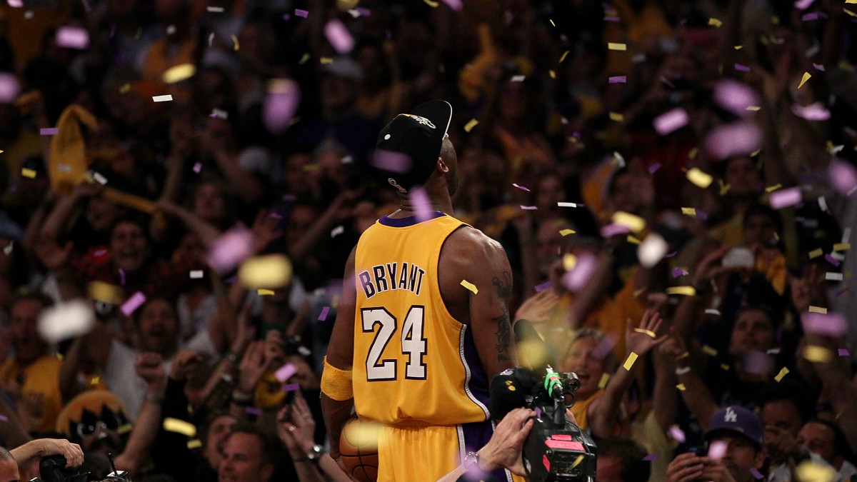 Kobe Bryant, celebrando un anillo (Getty).
