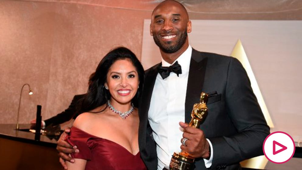 Kobe Bryant y su mujer, con el Oscar al Mejor Corto de Animación. (Getty)