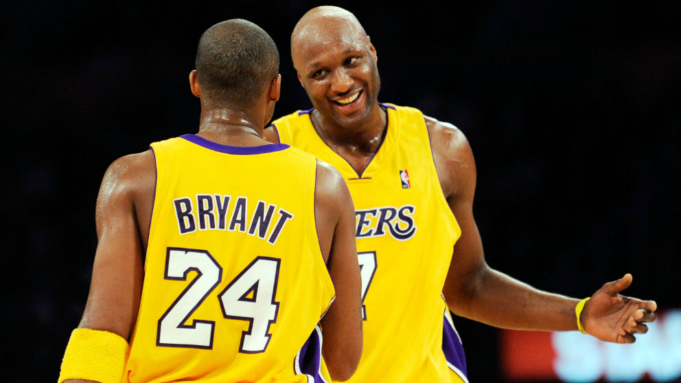 Lamar Odom habla con Kobe Bryant en un partido de los Lakers. (AFP)