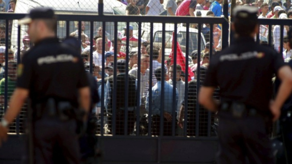 Policías españoles protegiendo la frontera de Melilla.