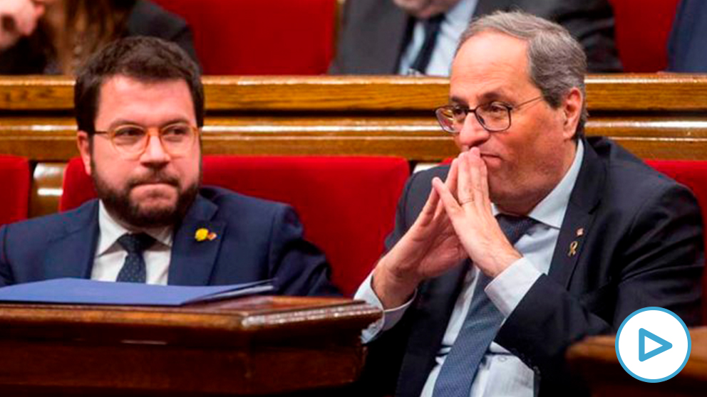 El presidente de la Generalitat, Quim Torra (d) asiste con el vicepresidente Pere Aragonés (i) al pleno extraordinario del Parlament para acoger la comparecencia de Torra, convocado en respuesta a la resolución de la Junta Electoral Central (JEC) que ordena retirarle el acta de diputado en el Parlament y ejecutar su inhabilitación como president. Foto: EFE