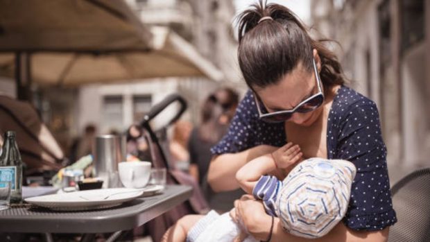 Lactancia materna: Cómo amamantar en público