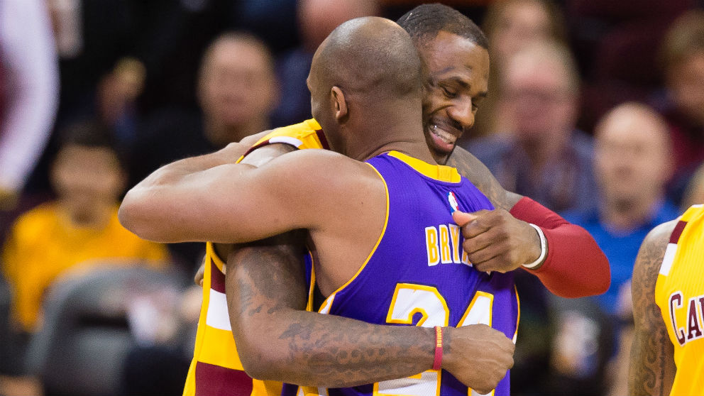 LeBron James y Kobe Bryant durante un partido. (AFP)