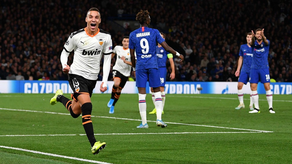 Rodrigo Moreno celebra un gol con el Valencia. (AFP)
