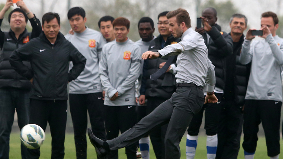 David Beckham con la plantilla del Wuhan Zall en una imagen de archivo (Foto: AFP)