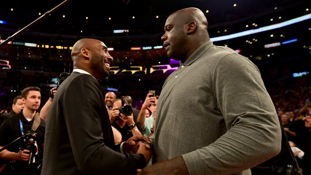 Kobe Bryant y Shaquille O’Neal, durante el partido en el que se retiraron los dorsales del primero.