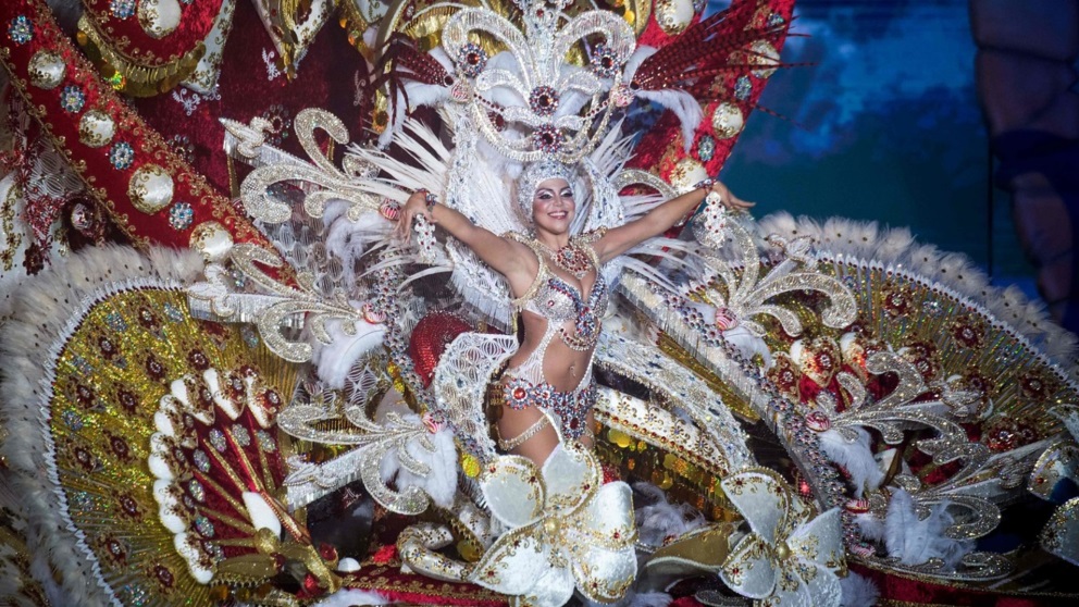 Las reinas del carnaval chicharrero llevan trajes que pesan más de 150 kilos