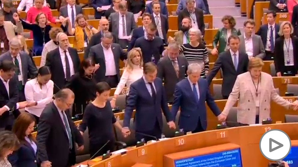 Los eurodiputados se despiden de Reino Unido entonando juntos la canción tradicional escocesa ‘Auld Lang Syne’