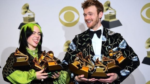 Billie Eilish presenta a su hermano y productor Finneas O’Conell