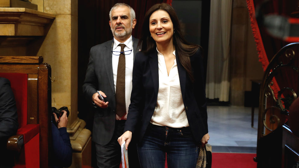 Lorena Roldán y Carlos Carrizosa en el Parlamento de Cataluña.