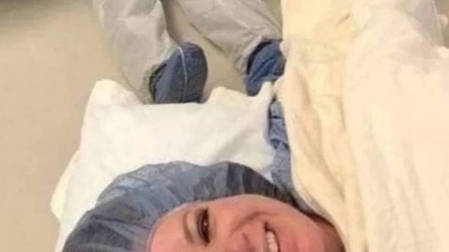 Un marido desmayado en el parto de su mujer: el selfie que ha dado la vuelta al mundo