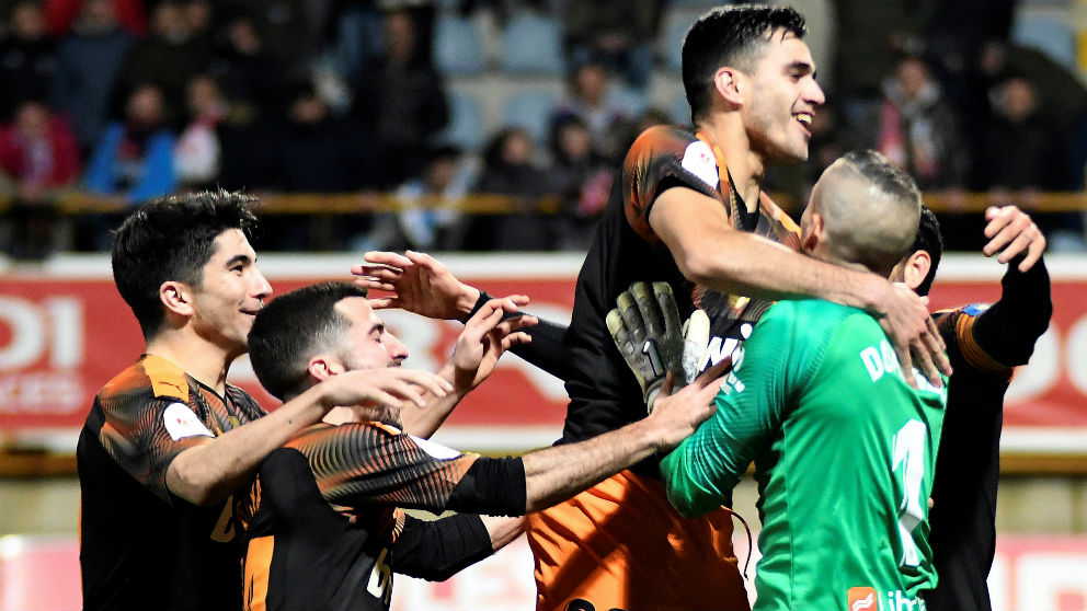 Los jugadores del Valencia celebran el pase a cuartos de final de la Copa del Rey. (EFE)