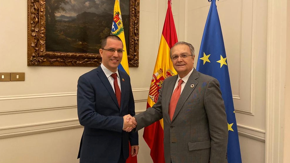 El ministro de Exteriores venezolano, Jorge Arreaza, junto al secretario de Estado para Iberoamérica, ​Juan Pablo de Laiglesia.