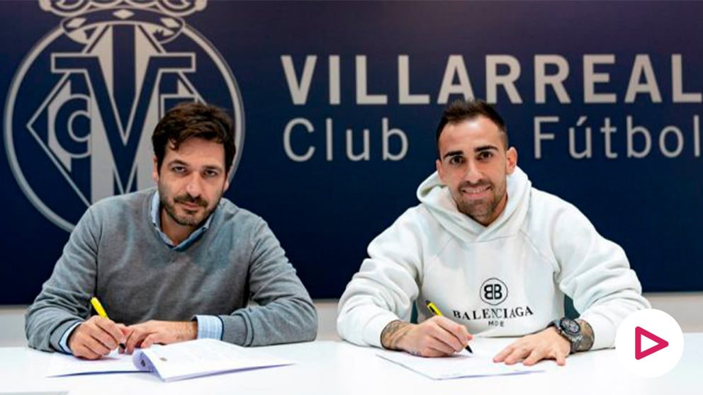 Paco Alcácer firma con el Villarreal. (Villarreal Club de Fútbol)