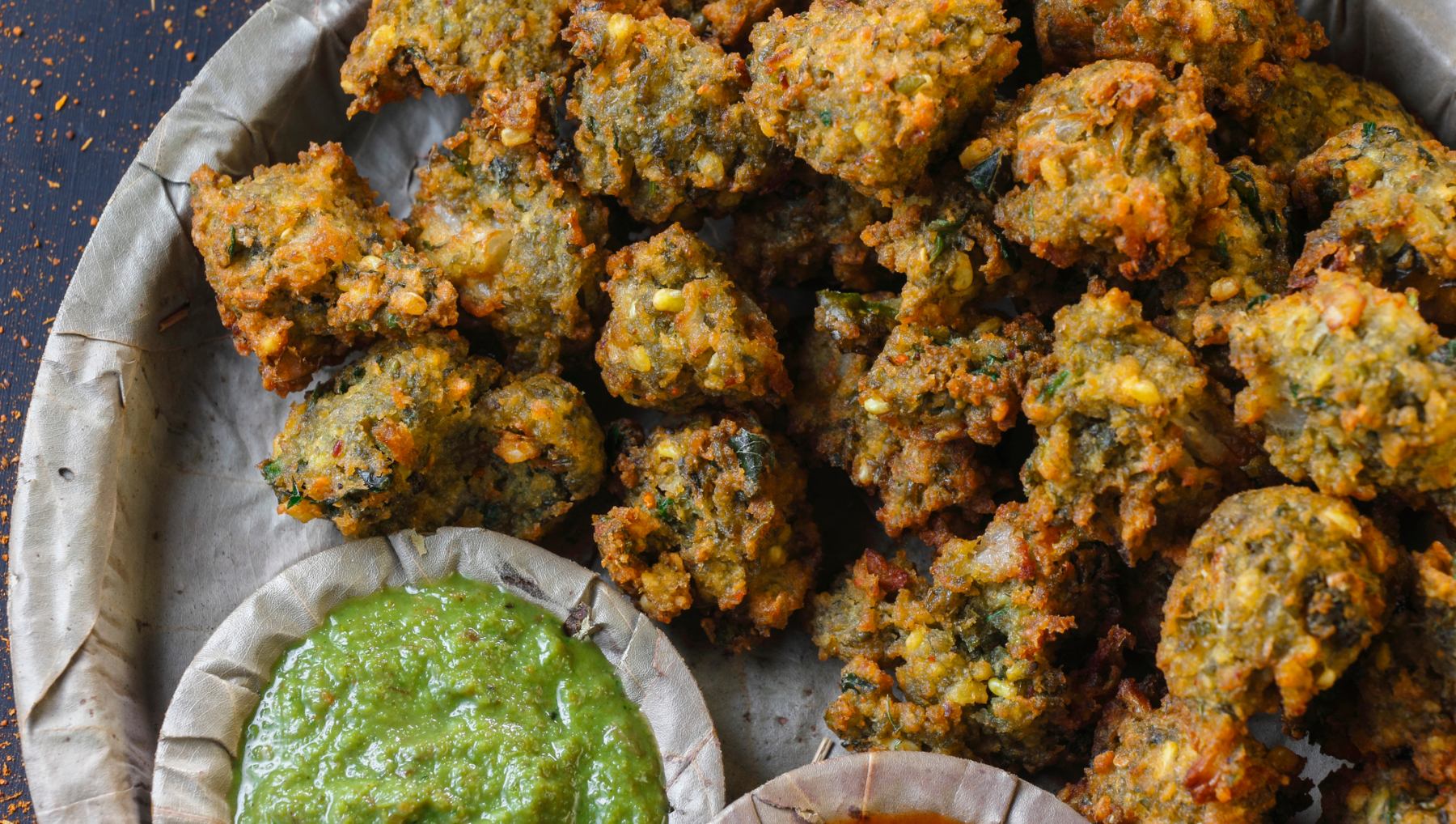 Croquetas de verduras con crema de espinacas.