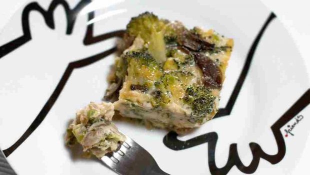 Pastel de brócoli, atún y tomate