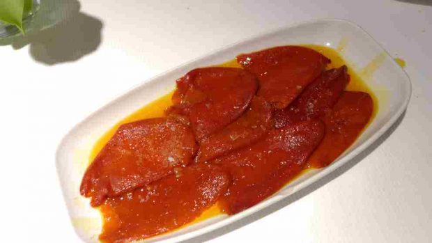 Pastel frío de pimientos de piquillo y cebolla