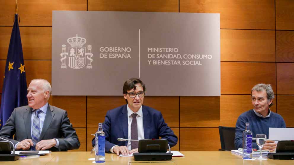 El ministro de Sanidad, Salvador Illa, y el director del CCAES, Fernando Simón. (Foto: EP)