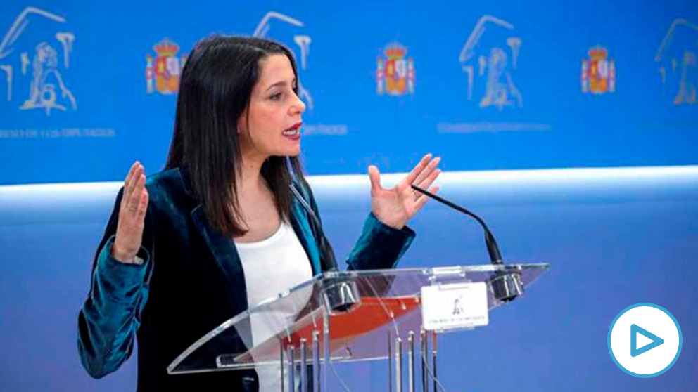 La portavoz de Ciudadanos en el Congreso, Inés Arrimadas, durante la rueda de prensa que ha ofrecido este viernes en el Congreso . Foto: EFE