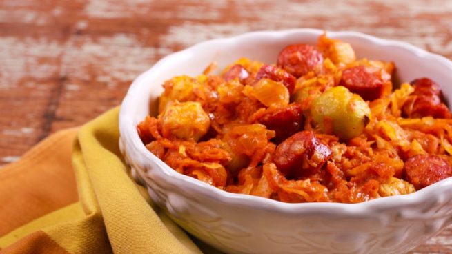 Receta de coles de Bruselas salteadas con chorizo y morcilla