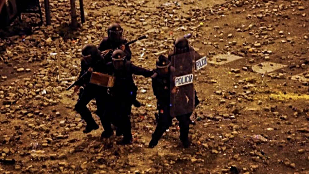 Policías durante los graves disturbios en Barcelona por la sentencia del Procés.