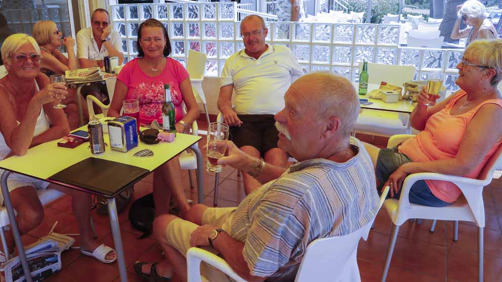 Un grupo de jubilados británicos disfrutan de un tiempo de asueto en el Mediterráneo español, concretamente en la zona alicantina de Orihuela