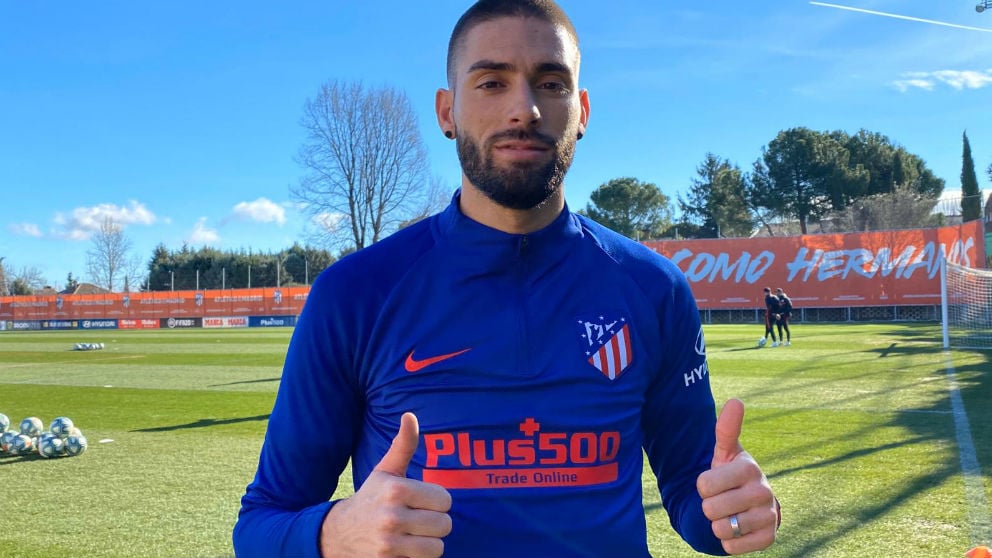 Yannick Carrasco posa tras entrenarse con el Atlético. (atleticodemadrid.com)