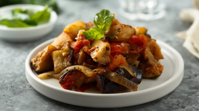 La caponata siciliana es una receta tradicional que recoge lo mejor de unos ingredientes naturales que proceden directamente del huerto.