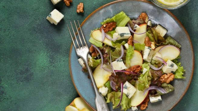 Ensalada de manzana, mango, atún y queso de cabra