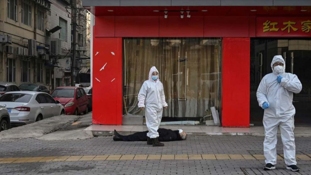 foto del hombre muerto en las calles de Wuhan