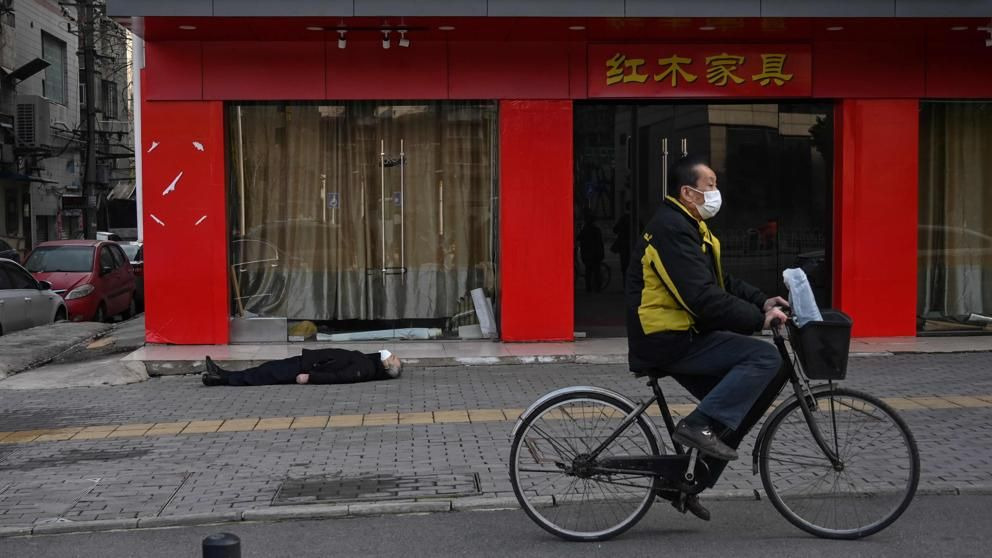 La foto del hombre muerto en las calles de Wuhan que ha dado la vuelta al mundo