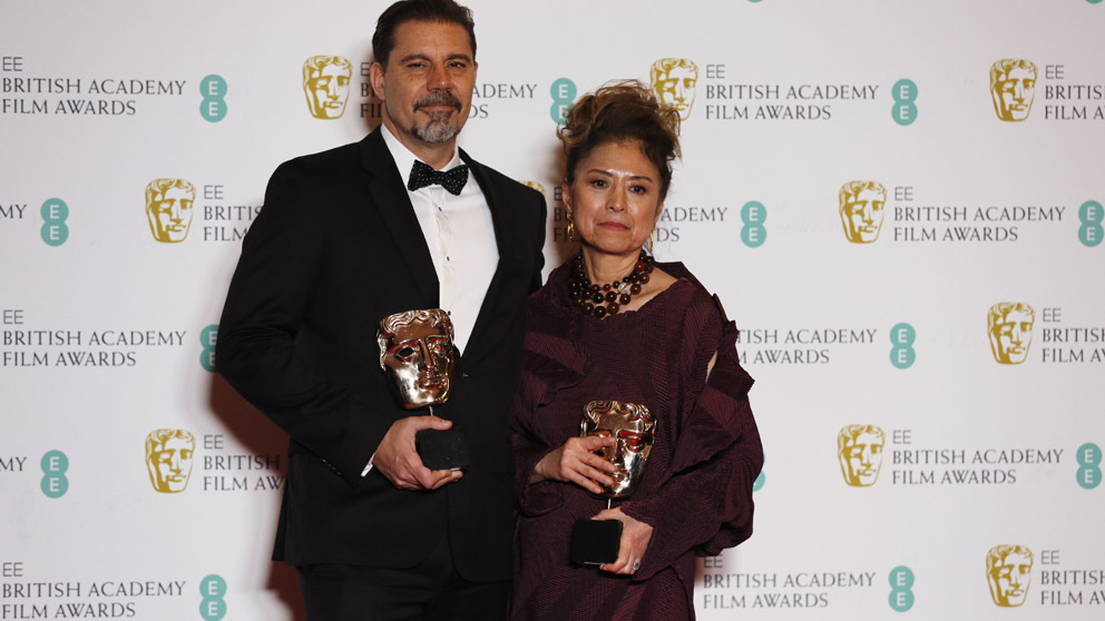 Sergio Pablos y Jinko Gotoh con el BAFTA por ‘Klaus’ (Foto: AFP)