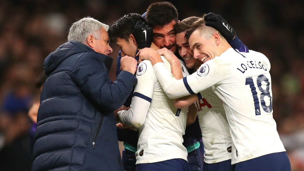 Mourinho celebra uno de los goles del Tottenham con sus jugadores. (Getty)
