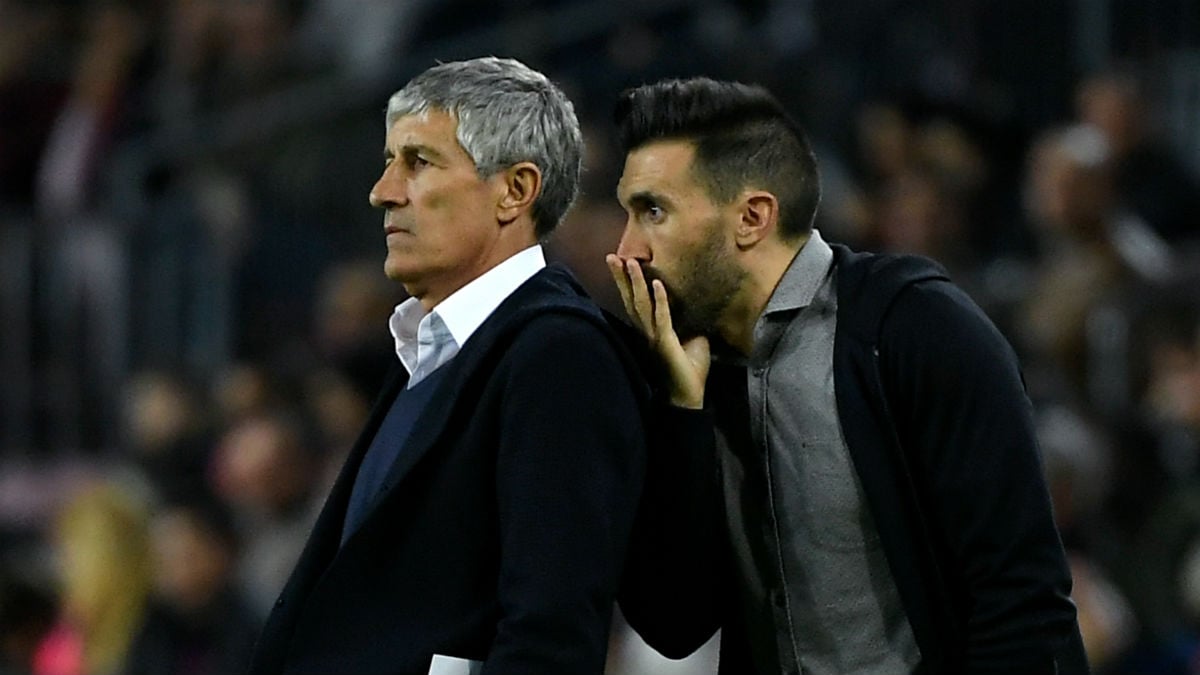 Quique Setién y su segundo, Eder Sarabia, durante el Barcelona – Levante.