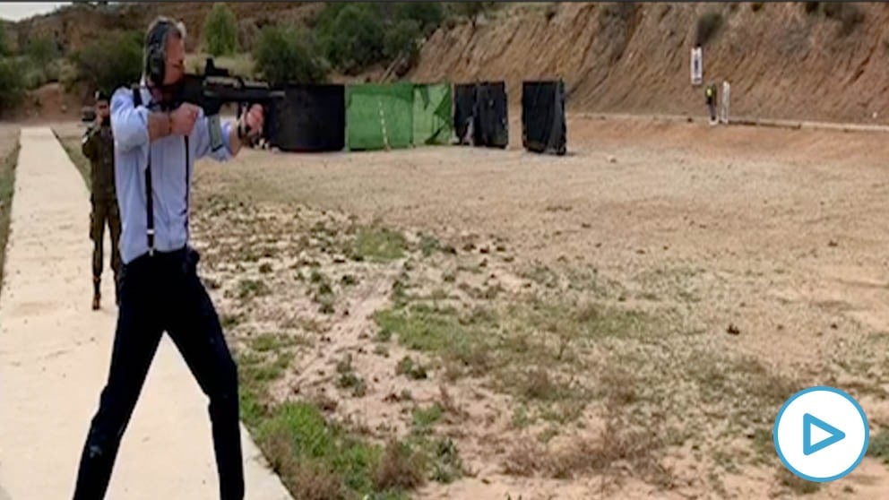 Javier Ortega Smith disparando un fusil de asalto G36 .