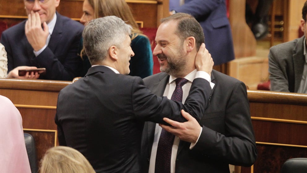 Marlaska y Abalos se saludan al inicio de la legislatura. (Foto: Francisco Toledo)