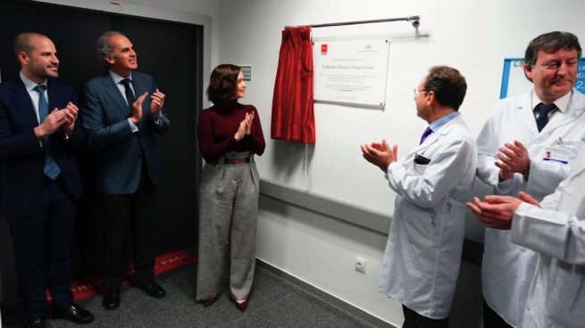 Isabel Díaz Ayuso destapando la placa de la Fundación Amancio Ortega. (Foto. Comunidad)