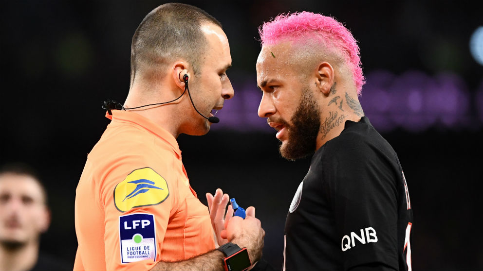 Neymar protesta al árbitro ante el Montpellier. (AFP)