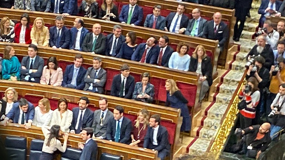 Irene Montero y Alberto Garzón hablando con Teodoro García Egea y otros diputados del PP