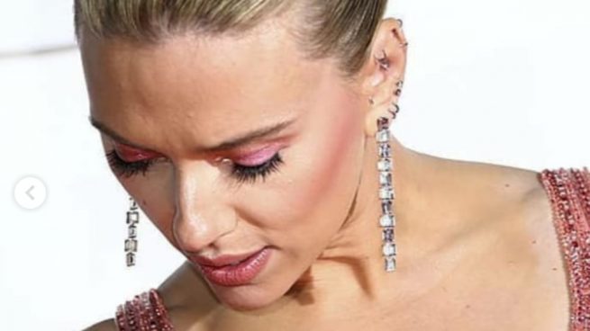 Scarlett Johansson marca tendencia en sombras de ojos a juego con el vestido