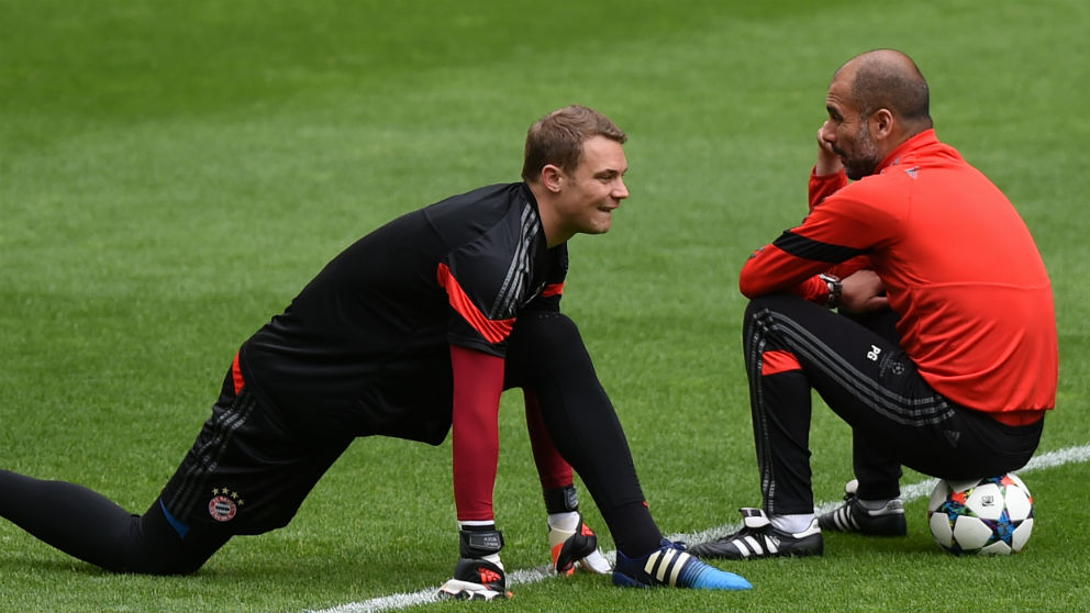 Guardiola y Neuer, durante un entrenamiento. (AFP)