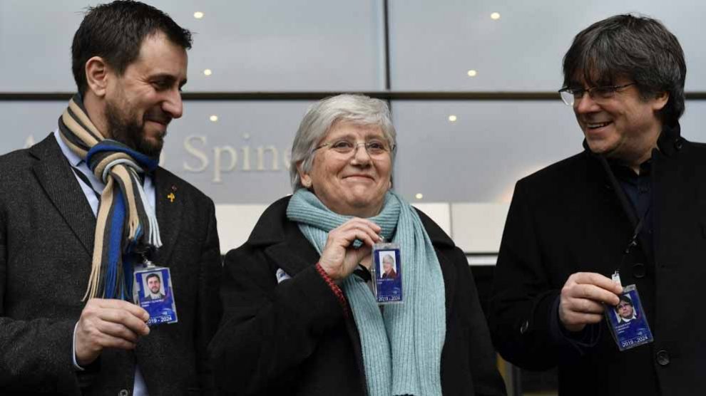 La fugada de la Justicia española, Clara Ponsatí, recoge su acreditación como eurodiputada. En la foto junto a los también fugados Carles Puigdemont y Toni Comín. Foto: AFP