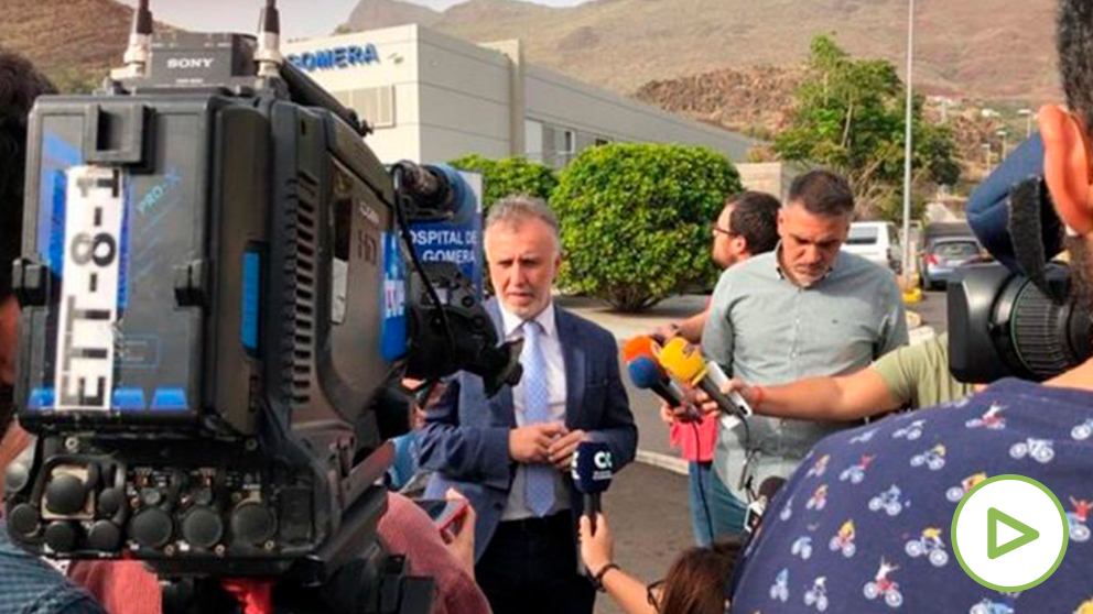 El presidente de Canarias, Ángel Víctor Torres, a las puertas del hospital de La Gomera donde han estado ingreso los afectados por el coronavirus