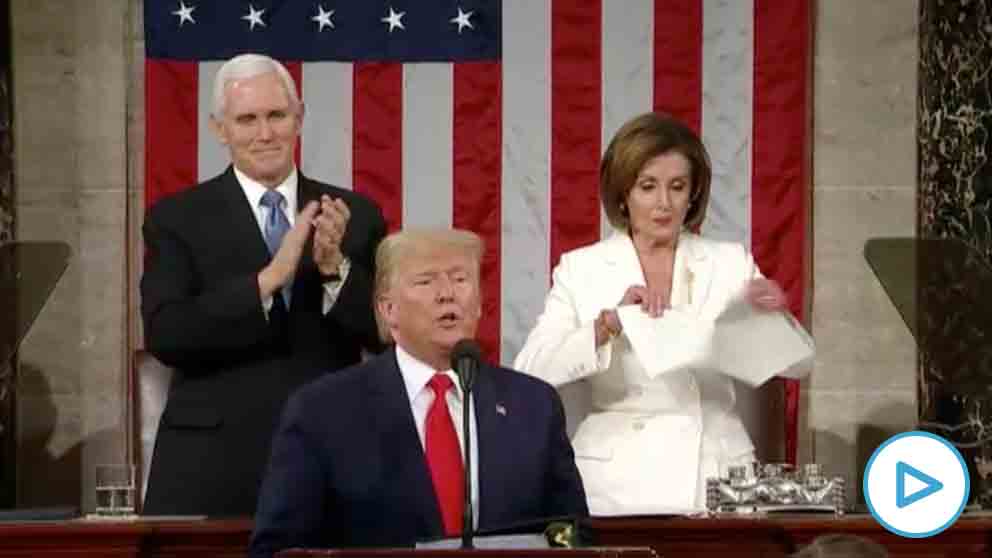 Nancy Pelosi rompe el discurso de Donald Trump delante de todas las cámaras.