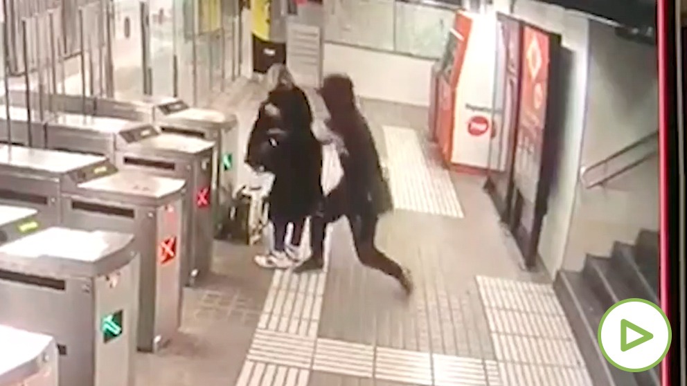 Momento en el que un ladrón intenta robar el bolso a un mujer en el Metro de Barcelona.
