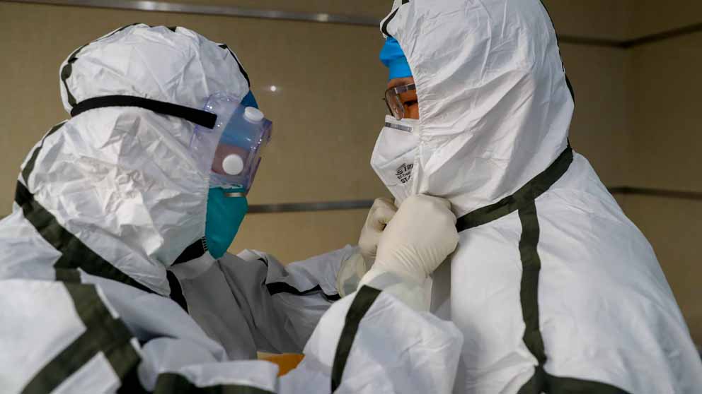 Personal médico se protege para no contagiarse del coronavirus cuyo origen se encuentra en la ciudad china de Wuhan. Foto: EP