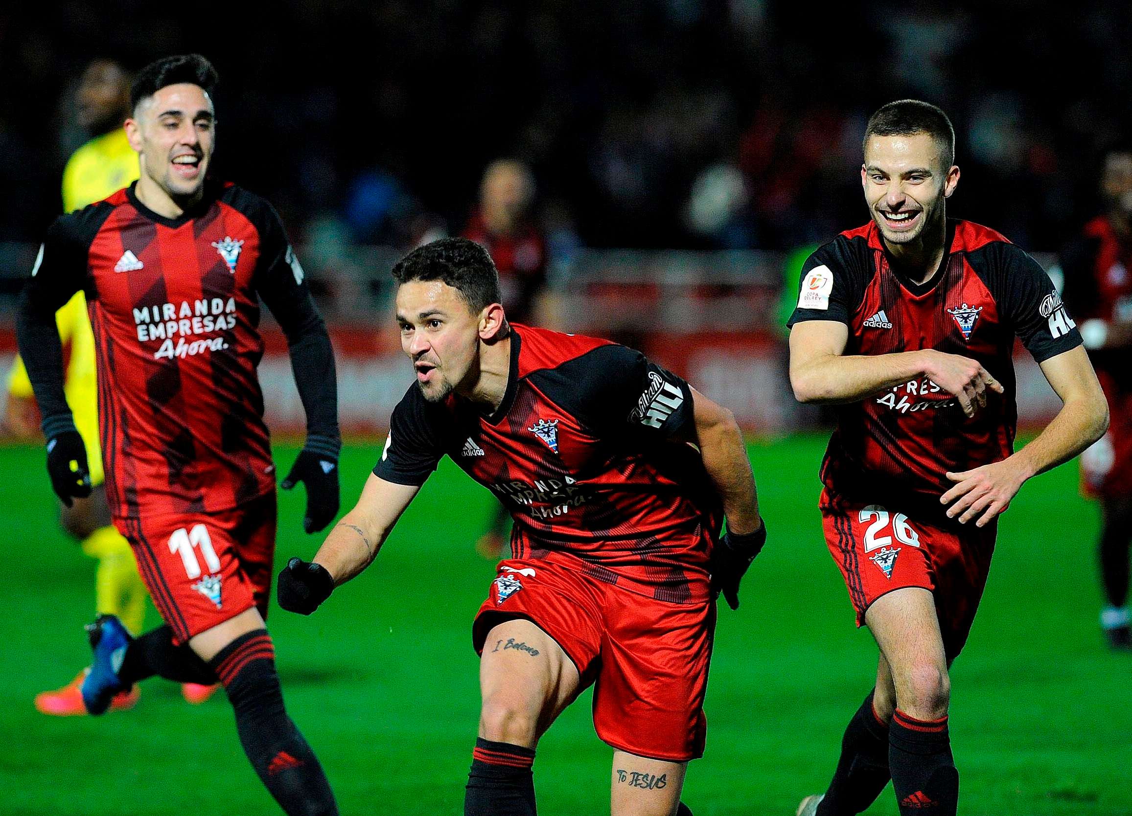 Merquelanz, Matheus Aias y Franquesa celebran un gol ante el Villarreal (EFE).