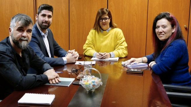 Móstoles La alcaldesa Noelia Posse (PSOE) con los concejales de Podemos y Más Madrid.