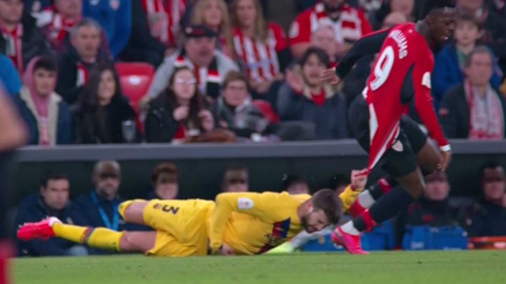 Gerard Piqué agarró a Iñaki Williams y se llevó la cartulina amarilla.